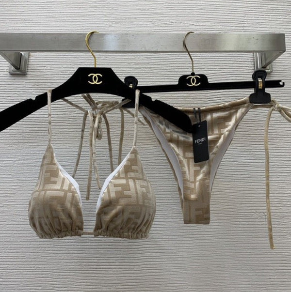 Costume f