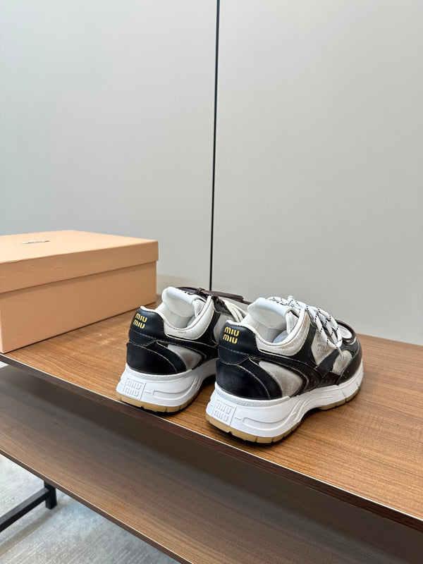 Sneakers M
