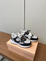 Sneakers M