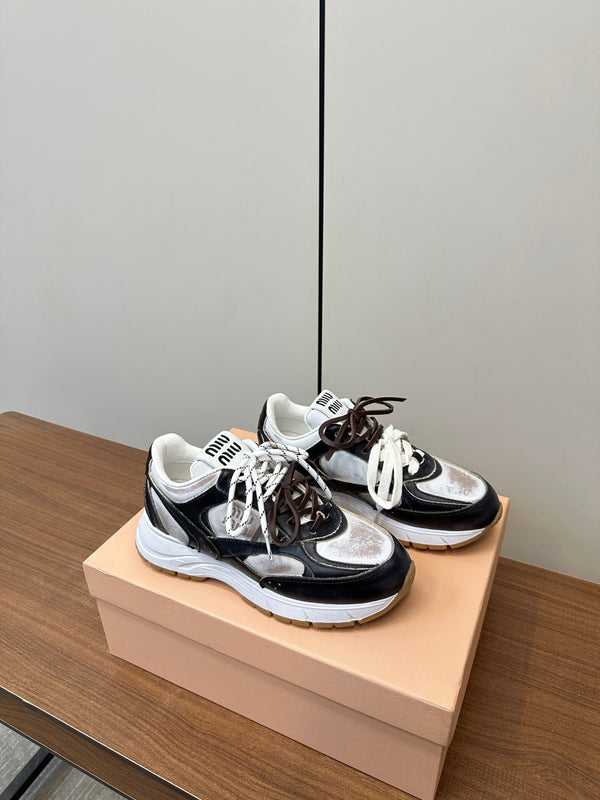 Sneakers M