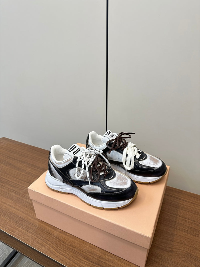 Sneakers M